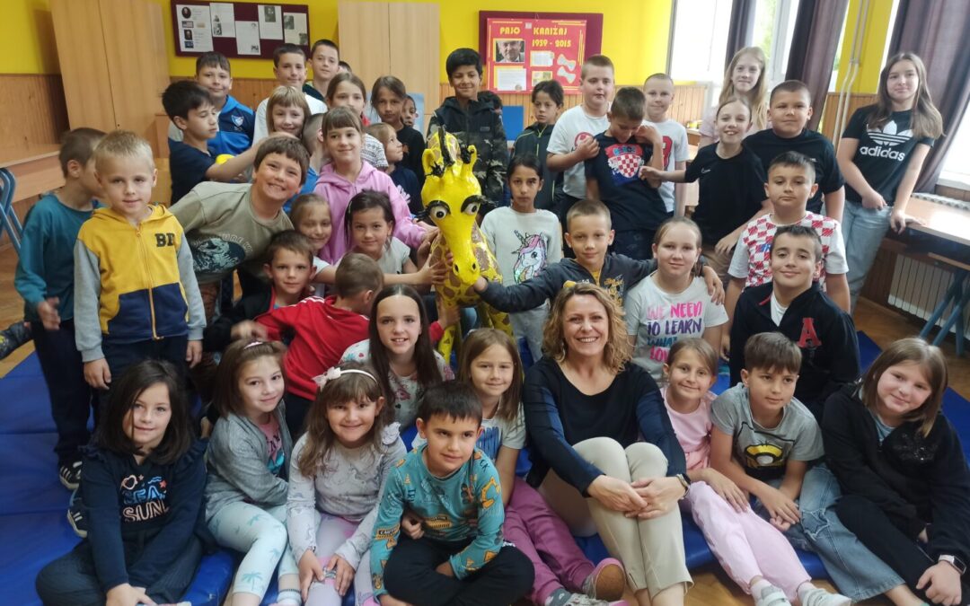 Književnica Maja Šimleša oduševila najmlađe učenike – u goste im stigla i žirafa Suli!