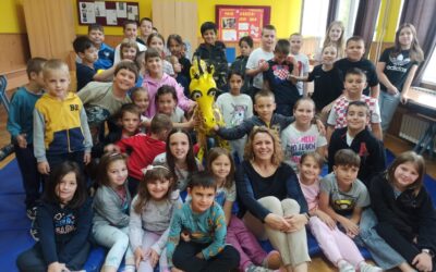 Književnica Maja Šimleša oduševila najmlađe učenike – u goste im stigla i žirafa Suli!