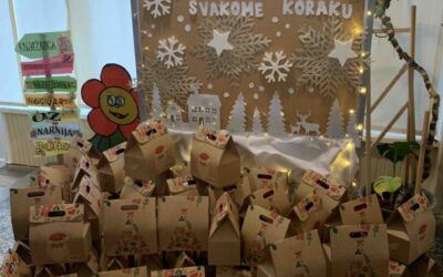 SVETI NIKOLA ZA ŠKOLARCE OSTAVIO DAROVE U HOLU ŠKOLE