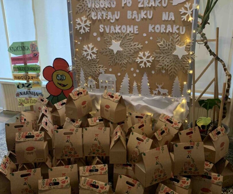 SVETI NIKOLA ZA ŠKOLARCE OSTAVIO DAROVE U HOLU ŠKOLE