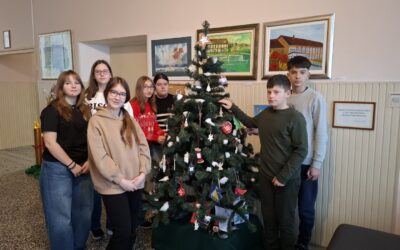 SUDJELOVANJEM UČENIKA 8.R. U MEĐUNARODNOM PROJEKTU, KITIMO BOR UKRASIMA IZ 20 EUROPSKIH ZEMALJA