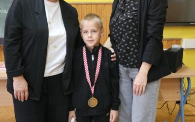 GRGUR MIHALEC (2.r.) OKITIO SE SREBRNOM MEDALJOM NA OLIMPIJADI ČITANJA