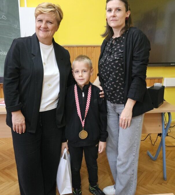 GRGUR MIHALEC (2.r.) OKITIO SE SREBRNOM MEDALJOM NA OLIMPIJADI ČITANJA